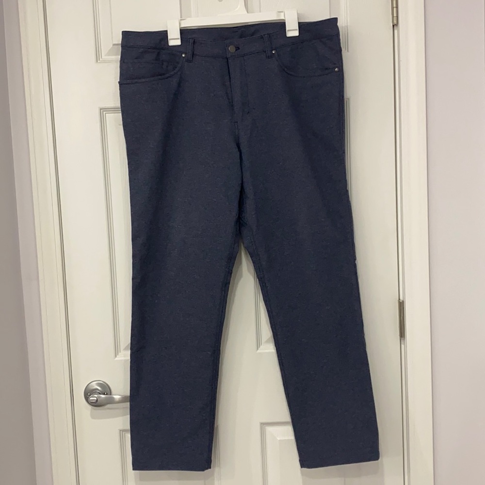 Lululemon Men’s ABC pant classic tech canvas pants.